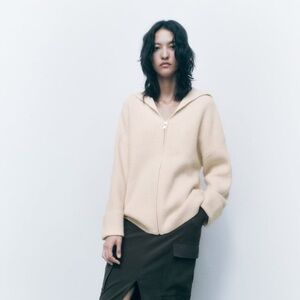 Zara ribbed knit cardigan with lapels. Metal zip closure on the front